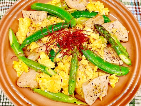 鶏むね肉で！スナップえんどうとアスパラの卵炒め